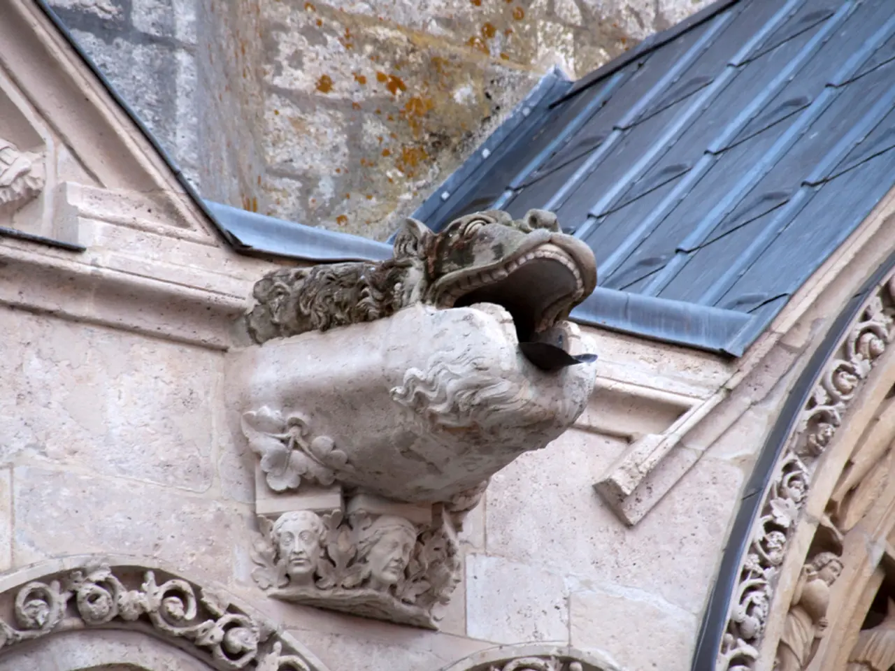 La demolizione della casa di Satyajit Ray innesca un putiferio in India nonostante la sua assenza...