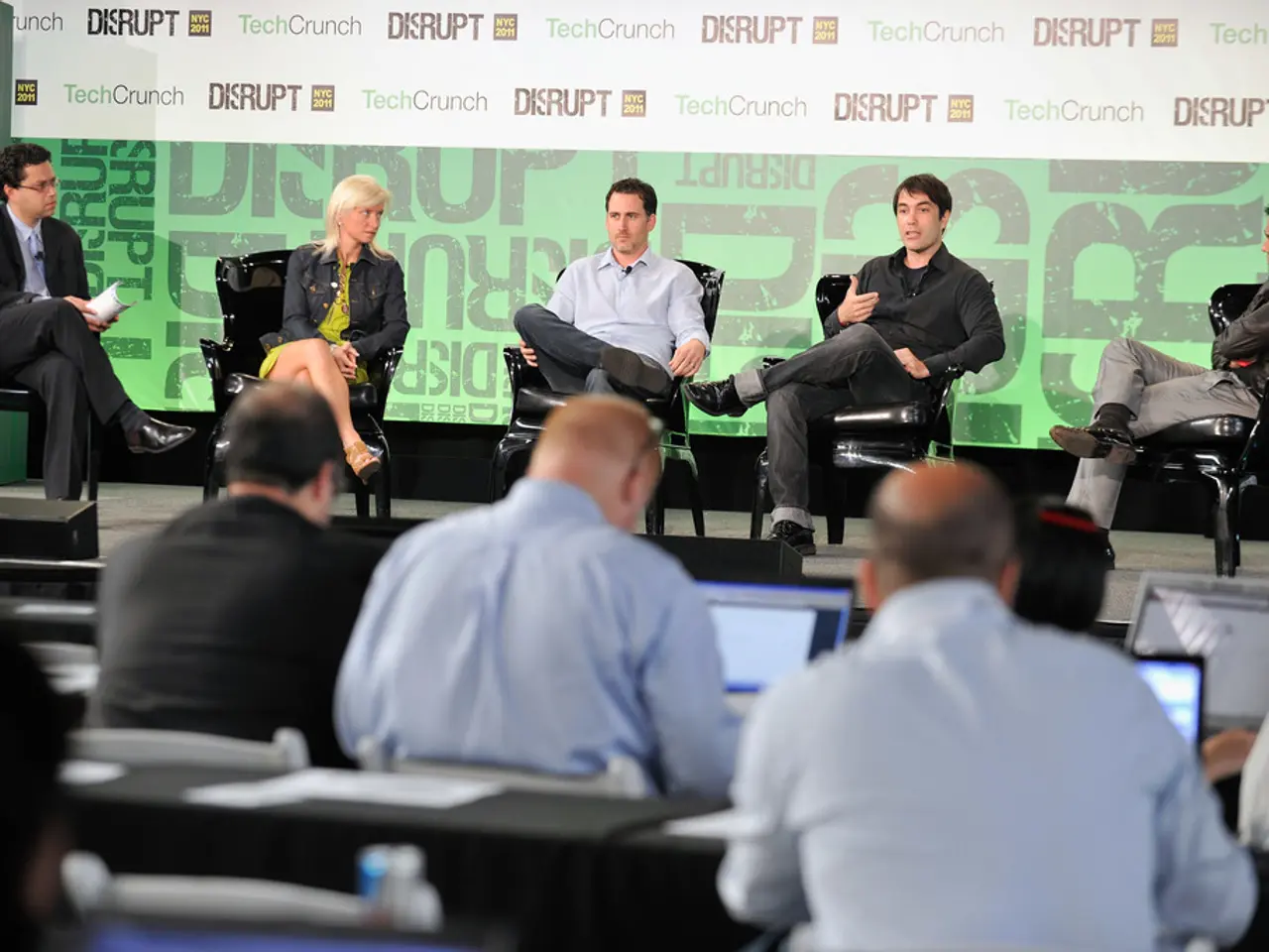  discurso delle tecnologie della realtà virtuale (VR) e aumentata (AR) per coinvolgere i...