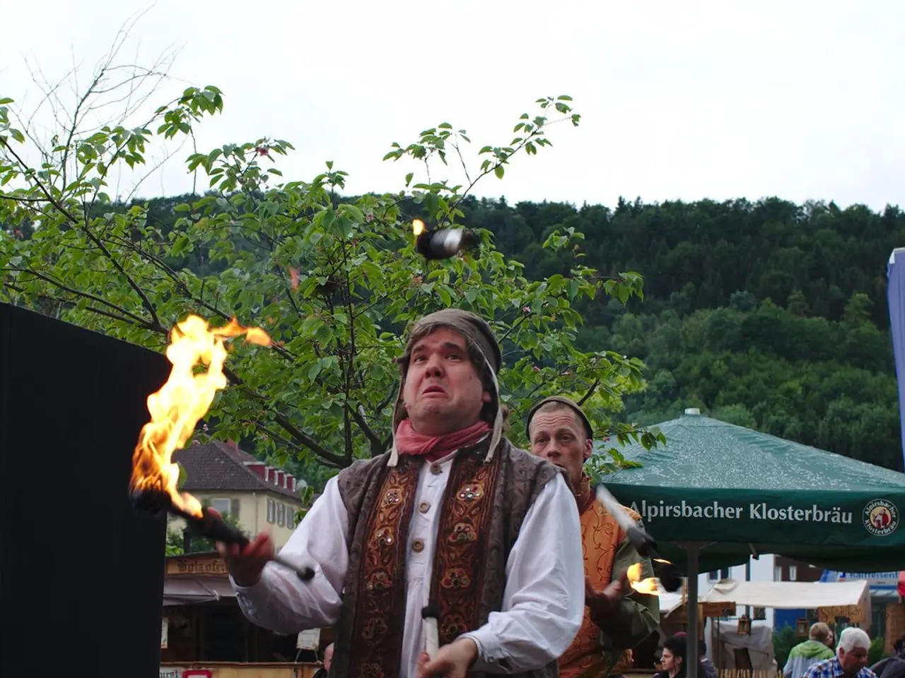Uomo trovato sepolto tra i detriti dell'edificio, salvato con successo dalla pila di terra profonda...