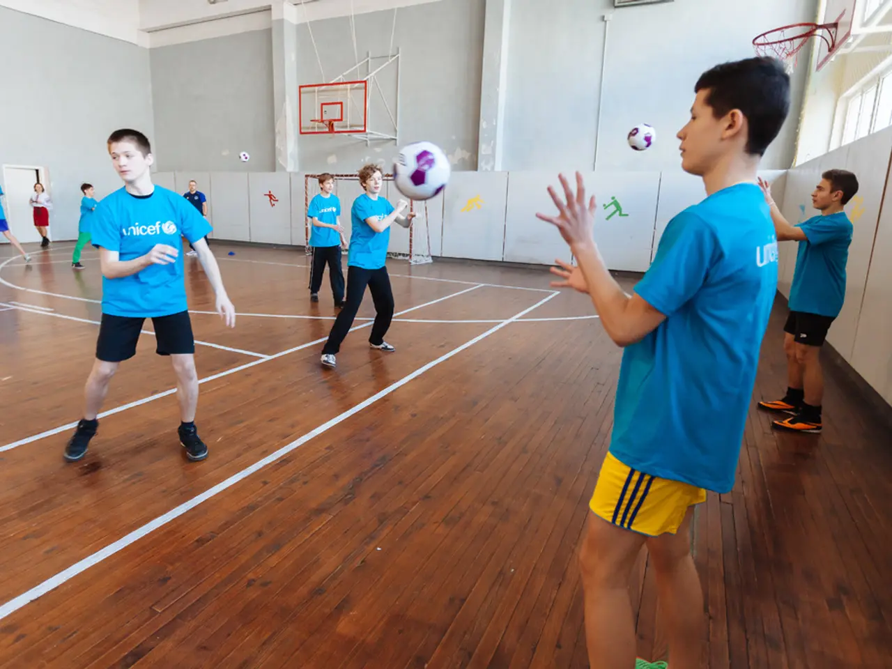 Ricorda il giocatore di pallacanestro un tempo conosciuto come Fat Lever e successivamente...