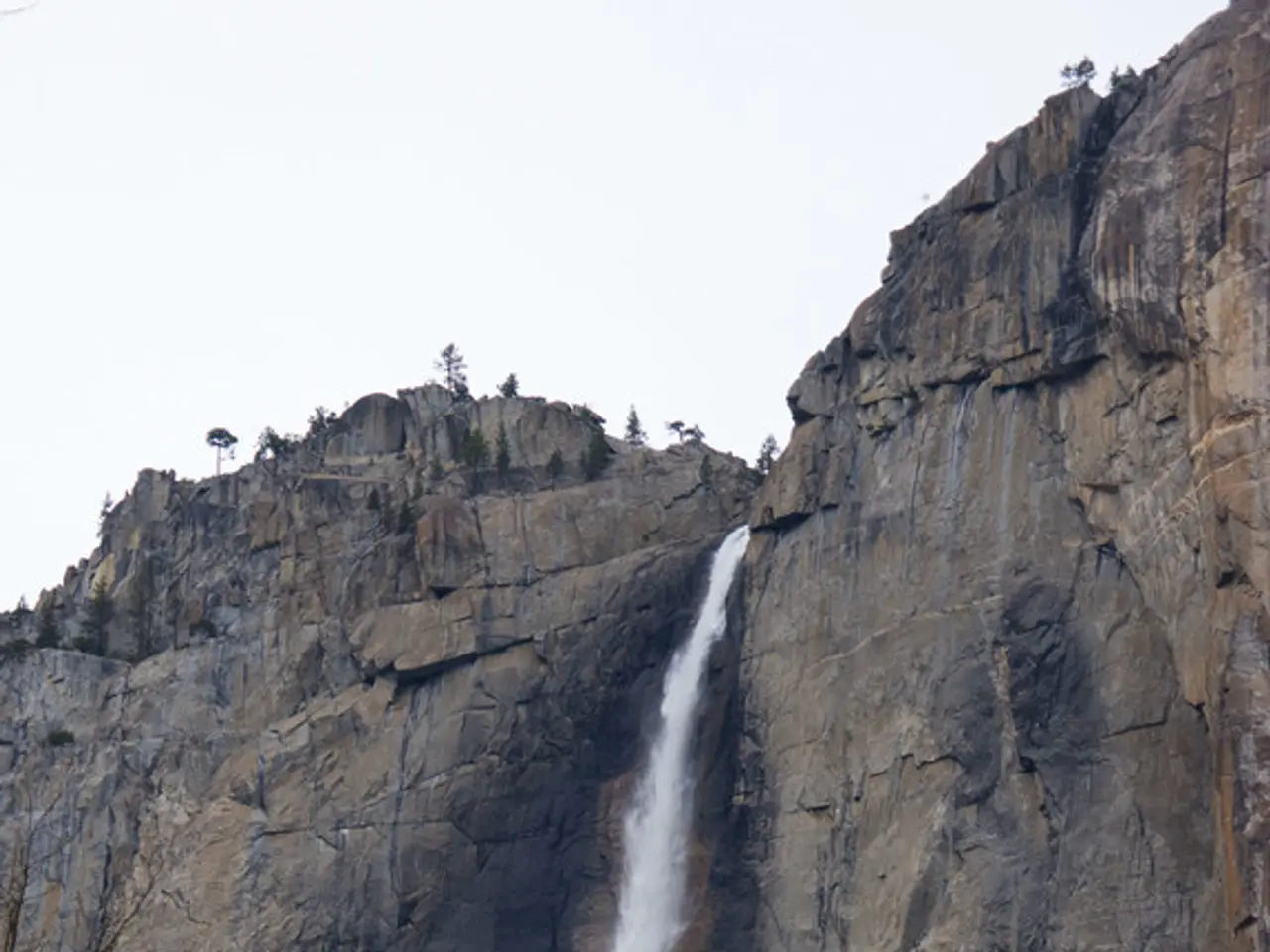 Inondazioni catastrofiche travolgono automobili a Tlapa, Guerrero, con numerose persone disperse...