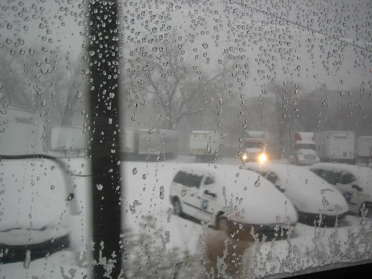 Acquazzone torrenziale causa la caduta della finestra della palestra a Zapopan, Jalisco; due...