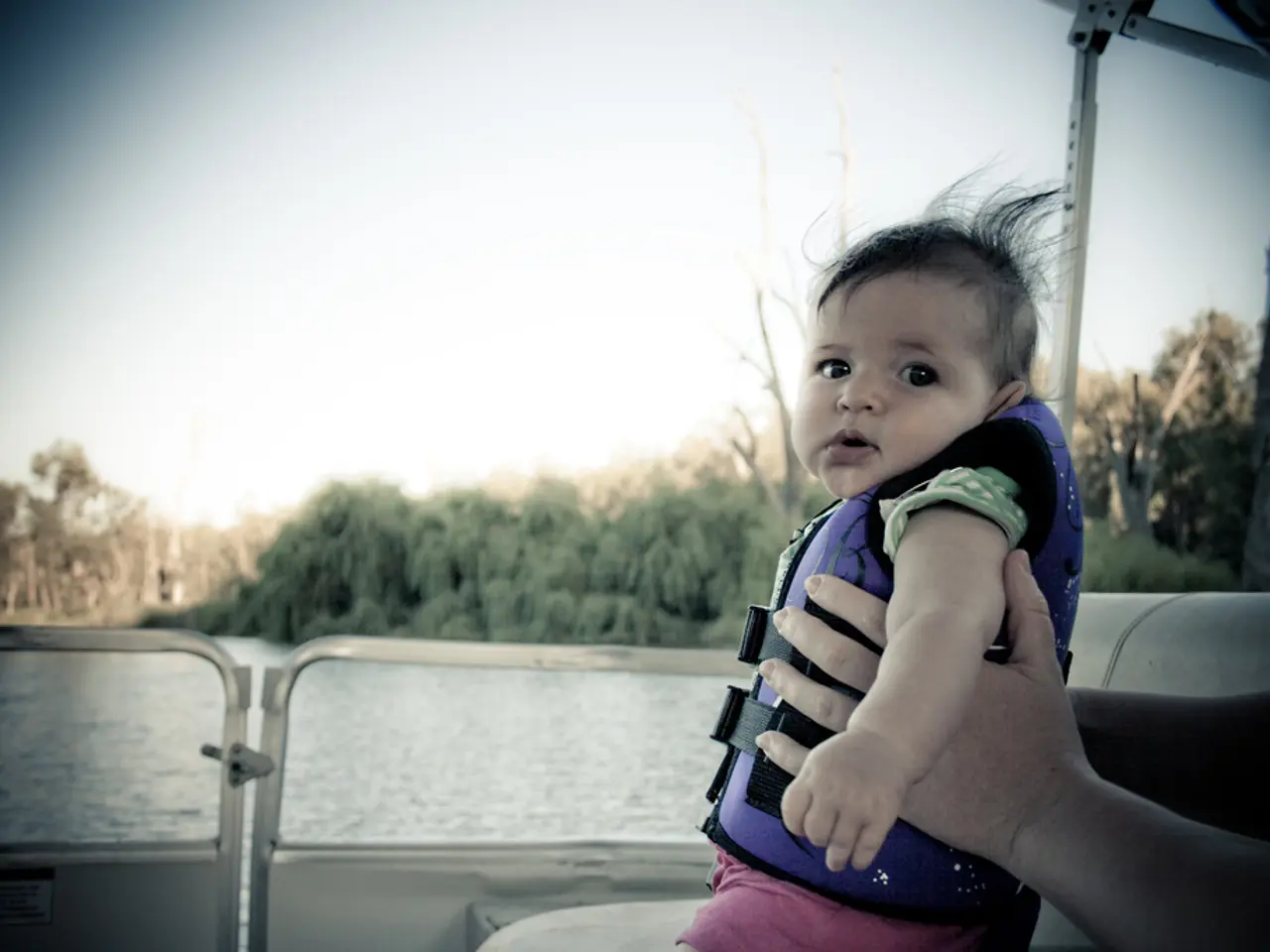 Footage Video: Infermier* Salta un Fiume per Amministrare il Vaccino a un Neonato a Himachal...