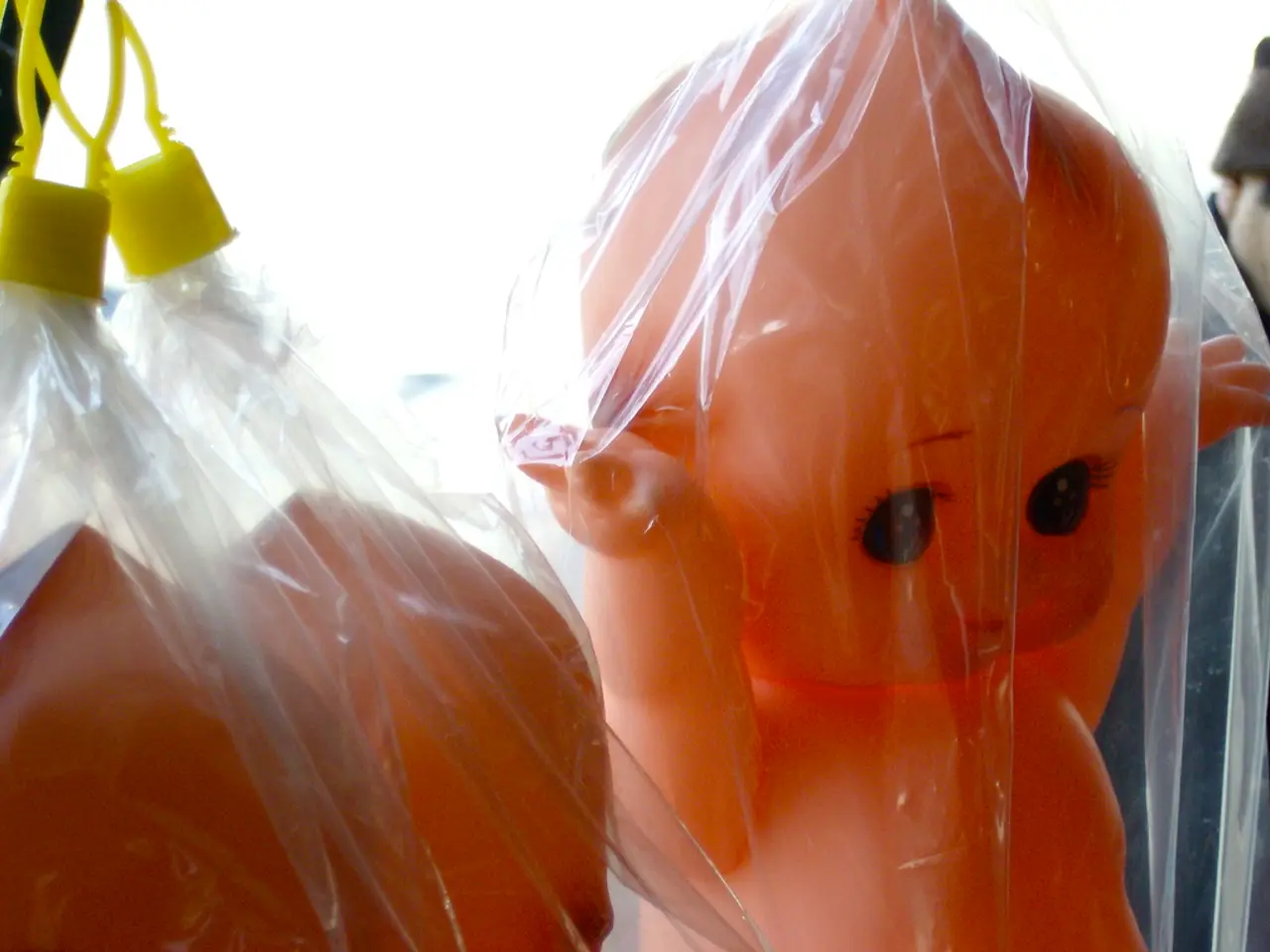 Bambino si confonde e fa una figuraccia: Pupazzo di gomma mette i genitori in imbarazzo