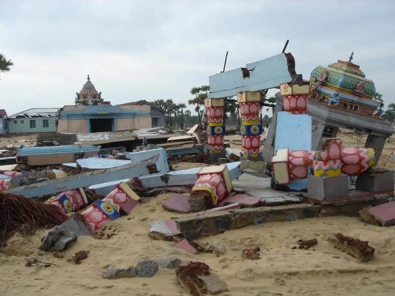 Acquazzoni si abbattono sul paesaggio, sommergendo la regione