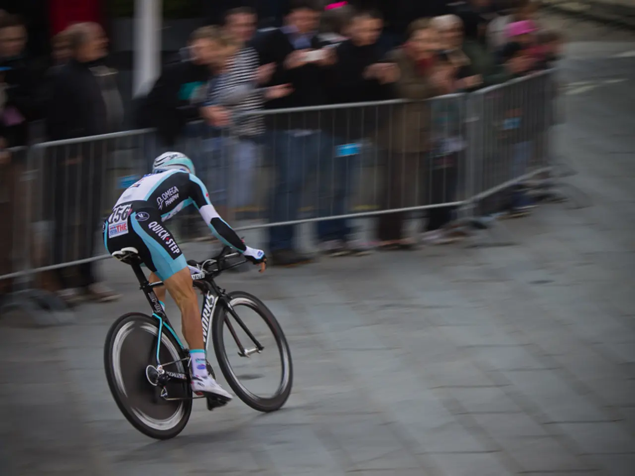 La ciclista Elisa Longo Borghini si aggiudica la vittoria alla Kreiz Breizh Elites Féminin 2025