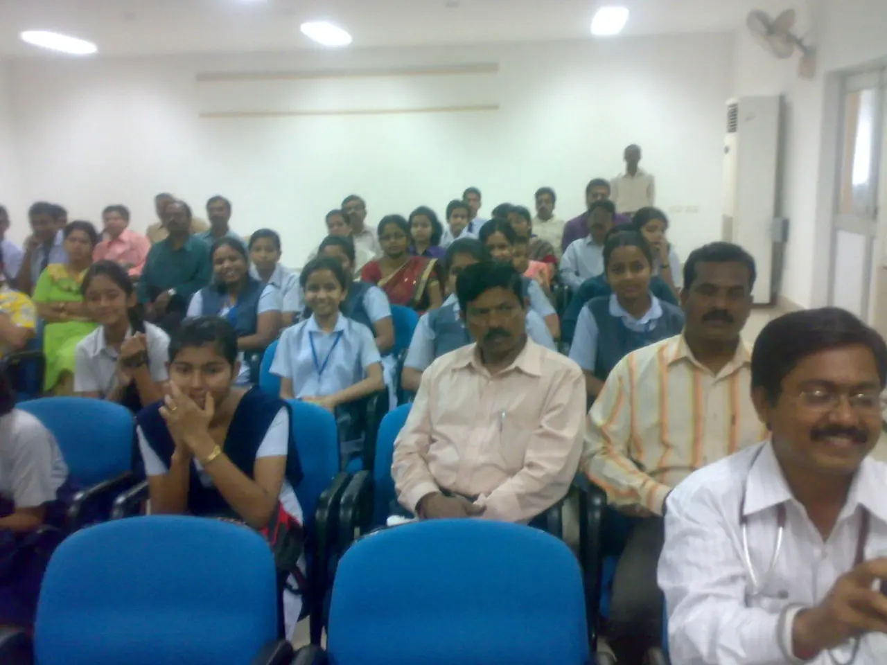 Ventilatori a Grande Scala che Trasformano il Flusso d'Aria negli Spazi di Lavoro Industriale