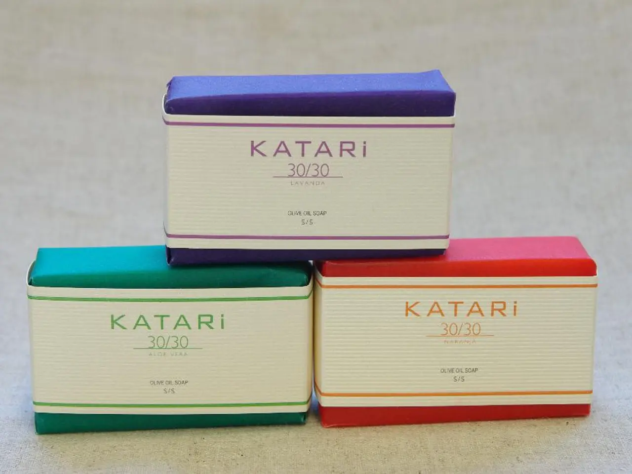 Aggiungi Recipienti per il Sapone con Alcuni Elementi Benefici