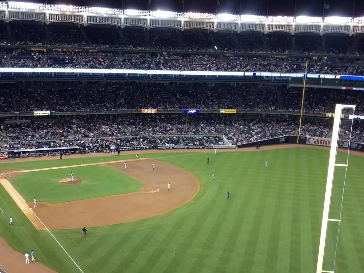 Appassionati di Football Universitario Testimoni l'Arrivo di Arch Manning a Ohio State, in un...