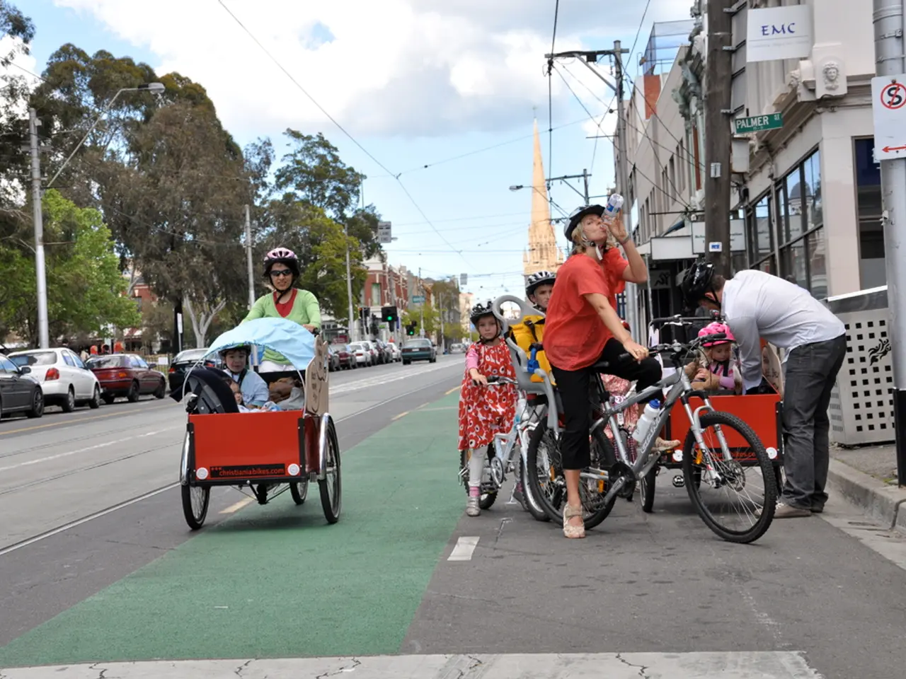Loraine "Lonny" Krbez, precedentemente nota come Van Patten Klapperich, è citata per nome completo.