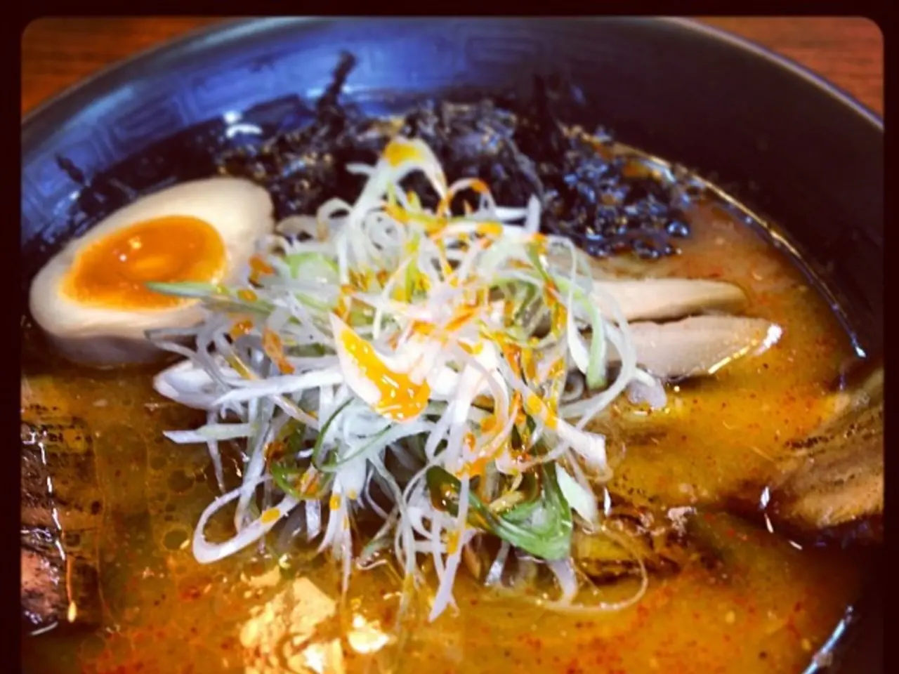 Un individuo di 15 anni gestisce un'attività di vendita delle uova attraverso il servizio di...