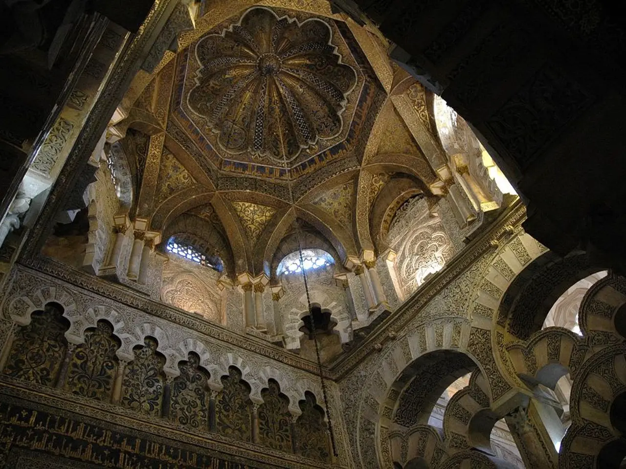 Guarda all'interno di un appartamento di lusso progettato da Tatjana von Stein al 60 di Curzon, i...