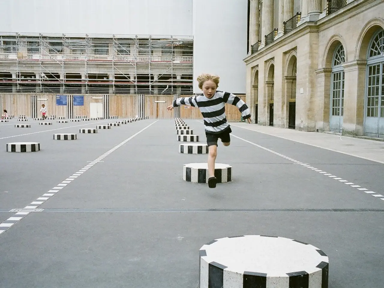 Ragazzo di 12 anni muore tragicamente dopo una caduta dall'attrezzatura del parco giochi locale; la...