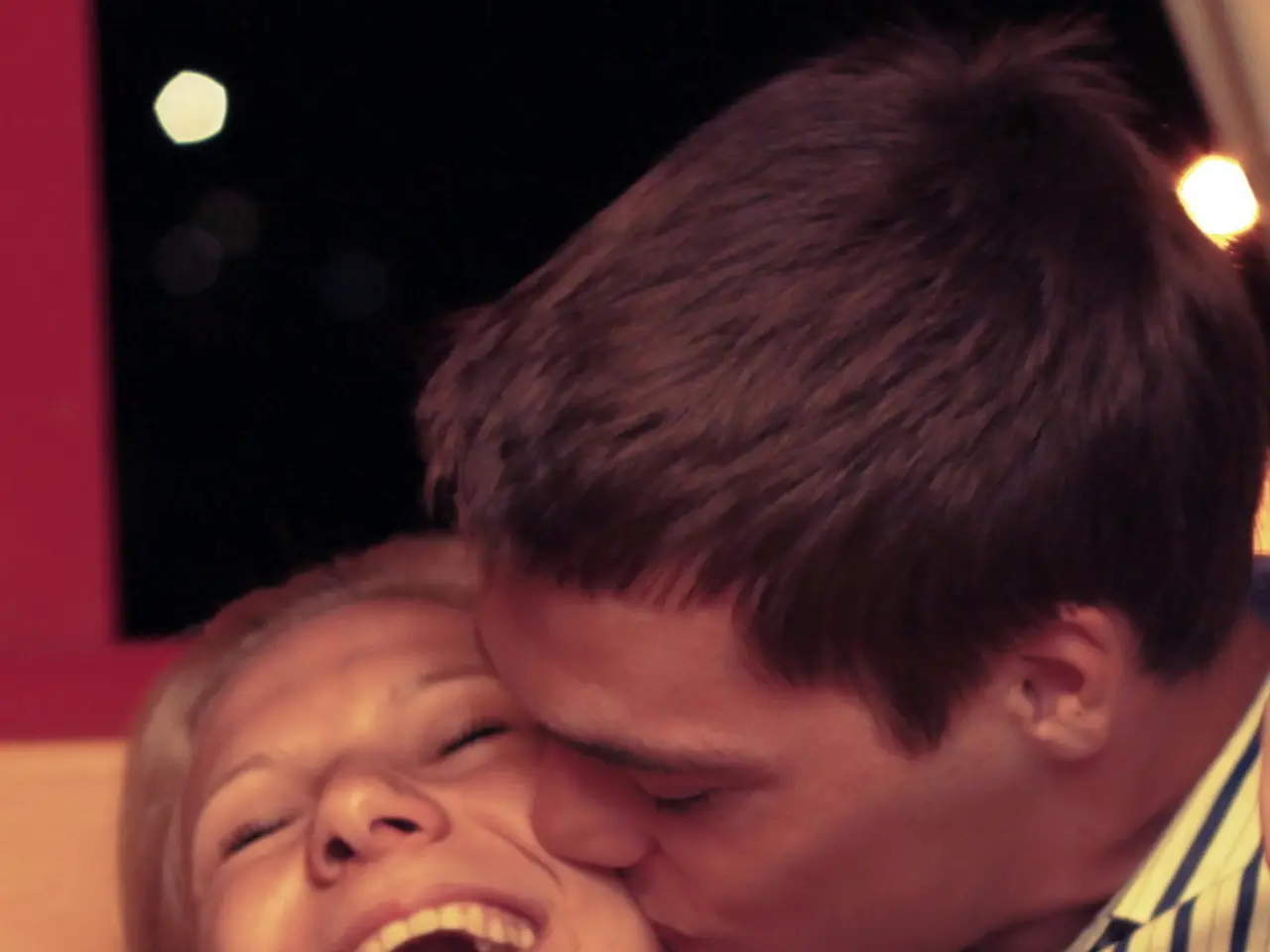 Risposta del Partner Dopo che la Moglie si Sente Esclusa alle Cene di Coppia, Uomo Reagisce...