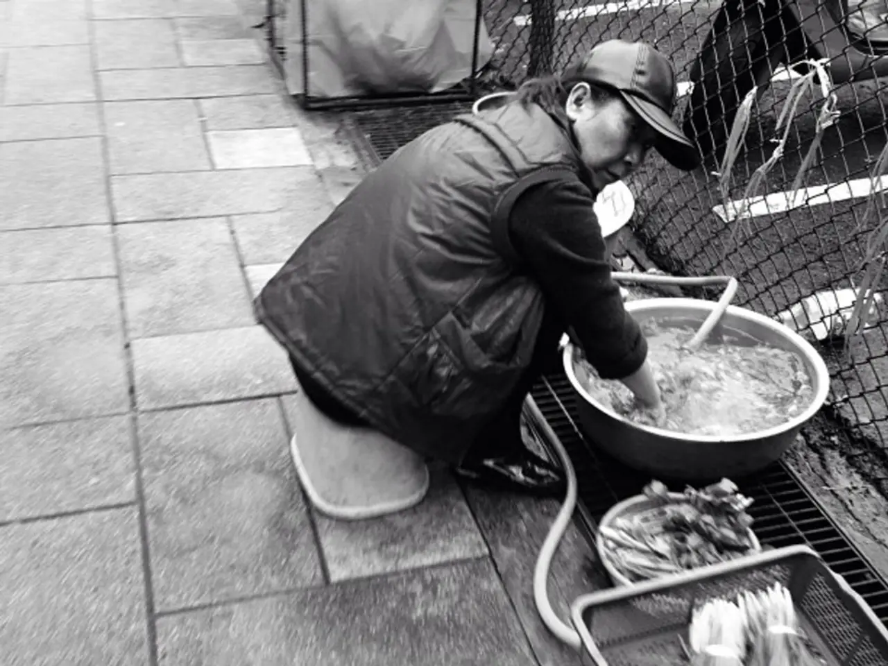 Suocera sfida autenticità allergia alle noci, scatenando reazione allergica grave nello sposo