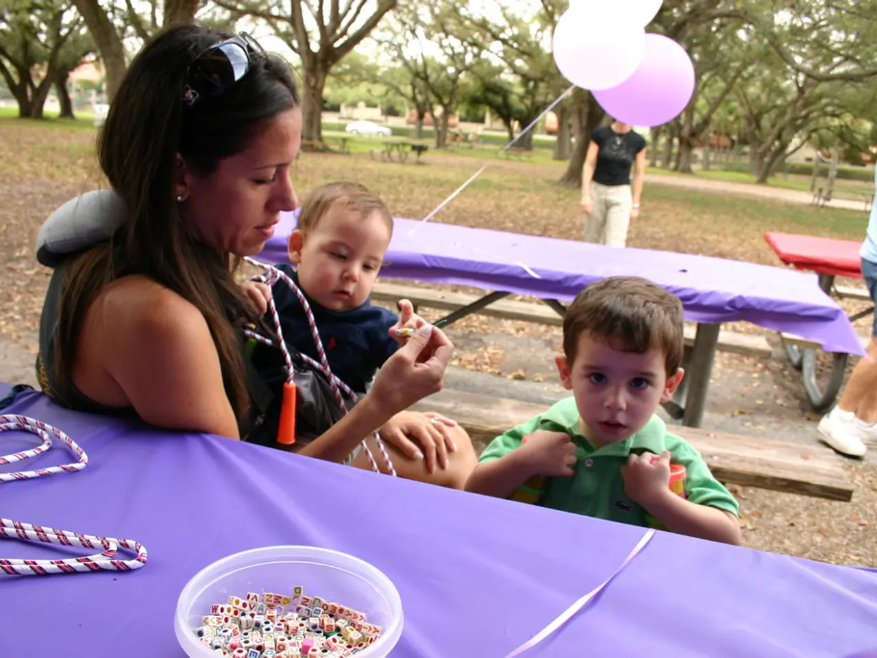 Tre gruppi identici di prole nati contemporaneamente, ciascuno dei quali composto da tre bambini.
