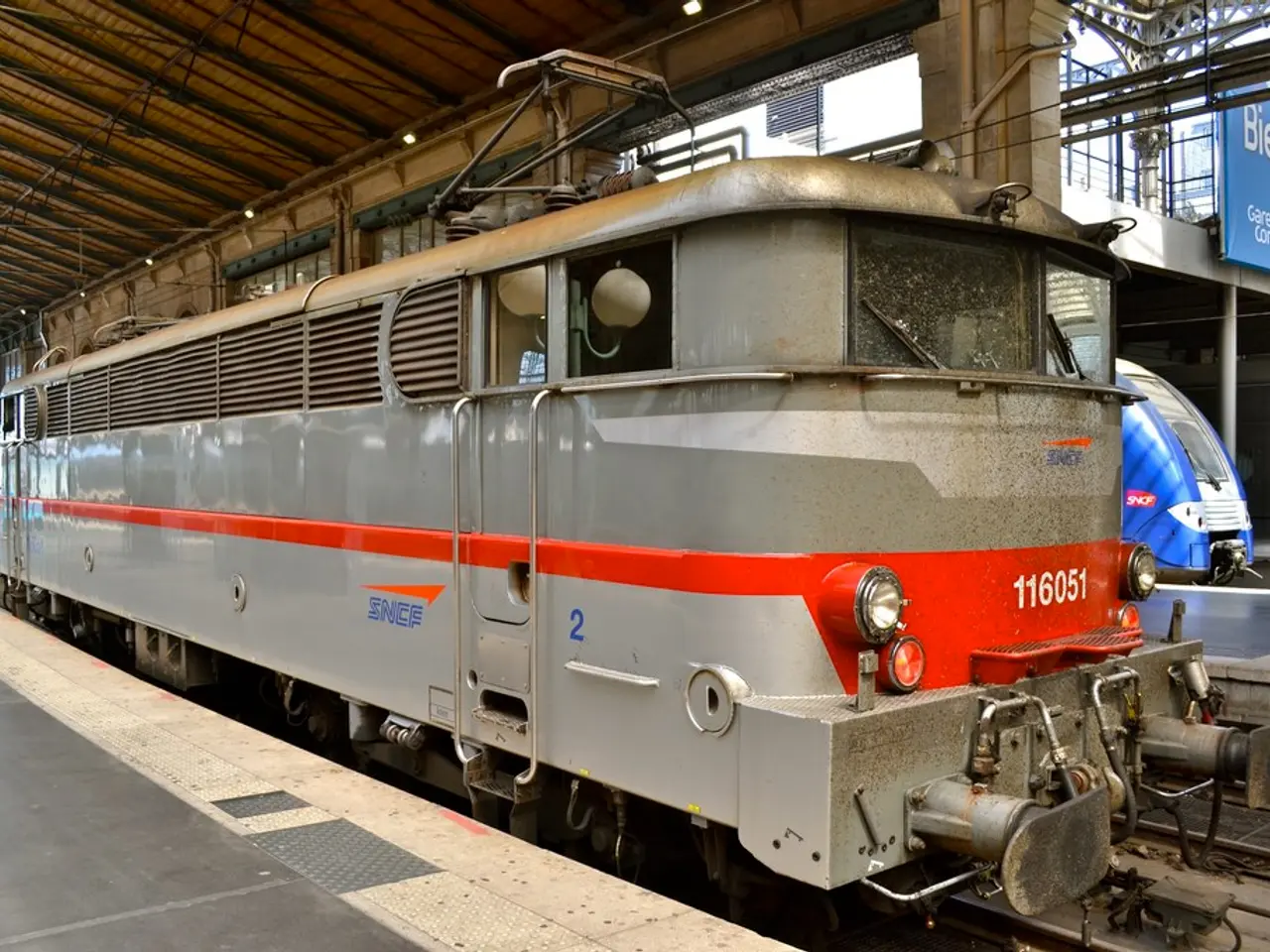 Il potere si impadronisce mentre le armi pesanti vengono sparate