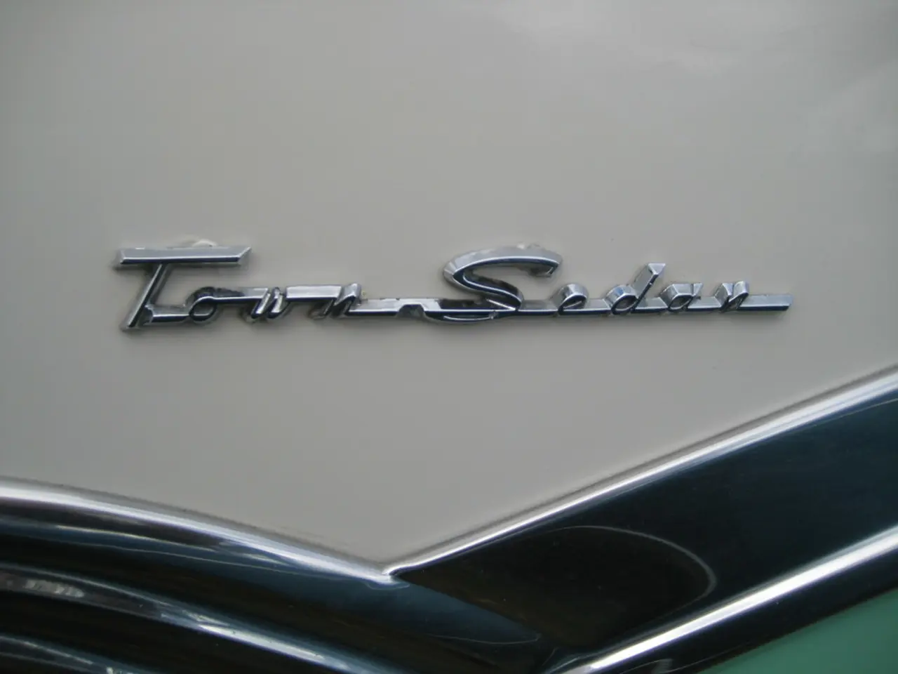 Giganti dell'auto Tesla, Ford, Chrysler, Honda, Toyota e Kia affrontano richiami importanti