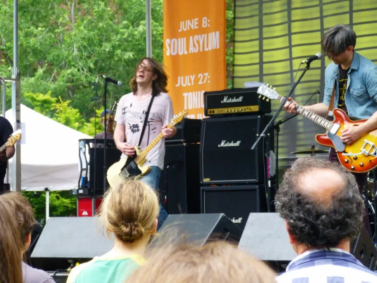 L'artefice Ash rilascia un singolo a due tracce che include una collaborazione con Graham Coxon dei...