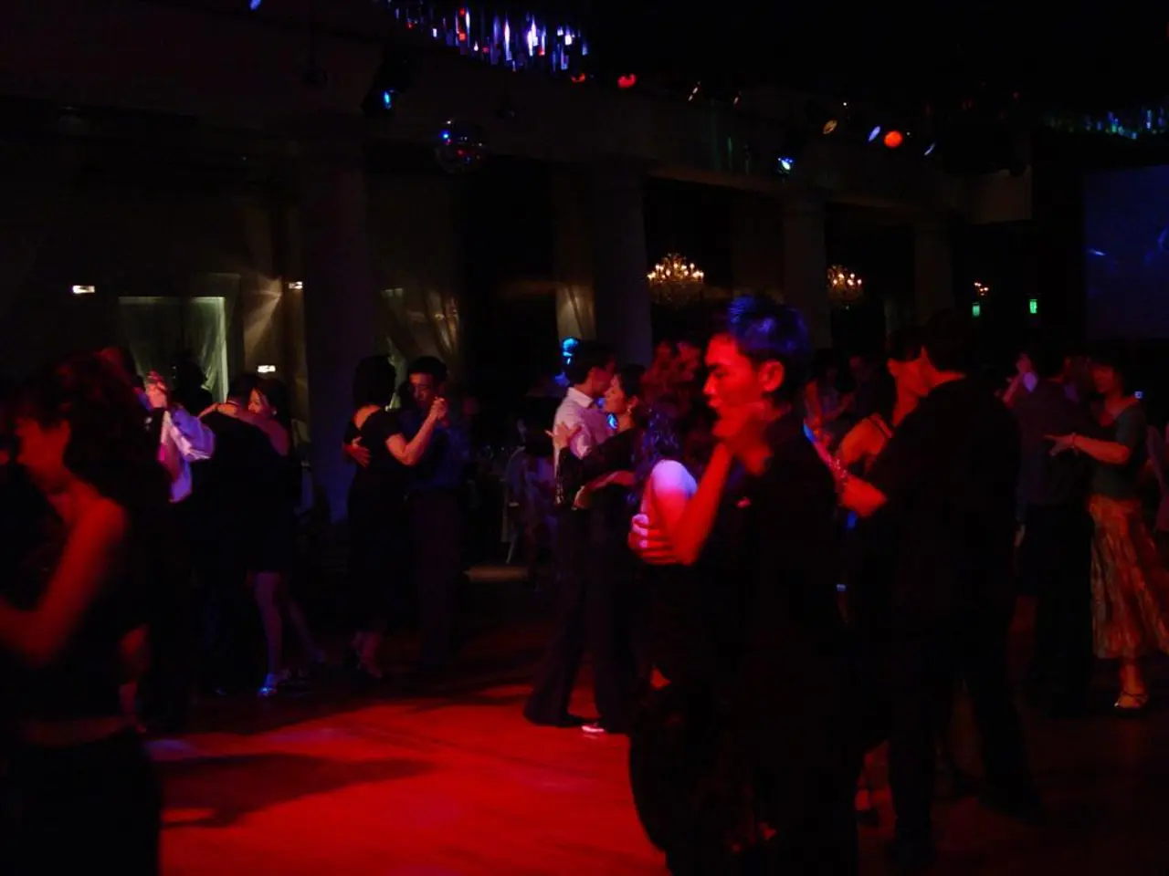 Attori Dylan O'Brien e Tyler Posey si riuniscono emotivamente nella prima passerella di 'Senza...