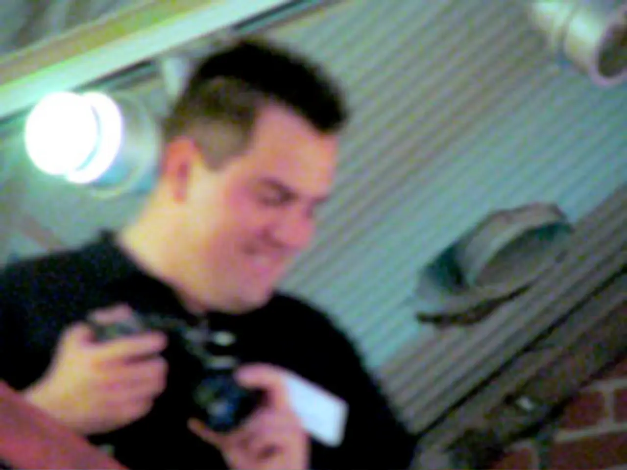 L'attore Thijs Roemer fronteggia accuse legali per presunte exploitation di ammiratori adolescenti...