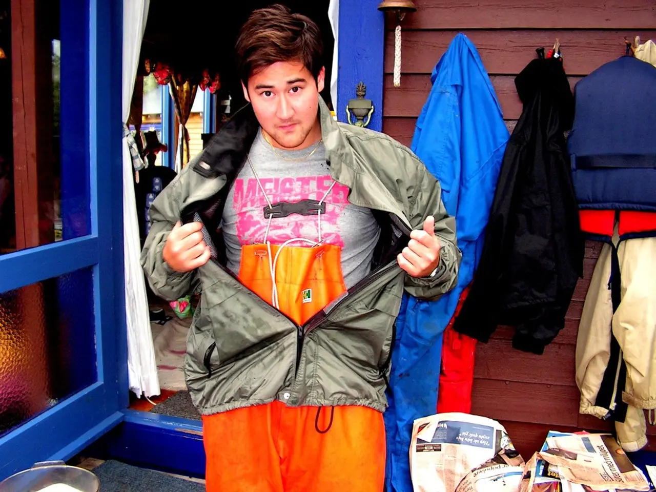 La moda estate-autunno riceve un boost dalla vita vibrante di Oscar Isaac.