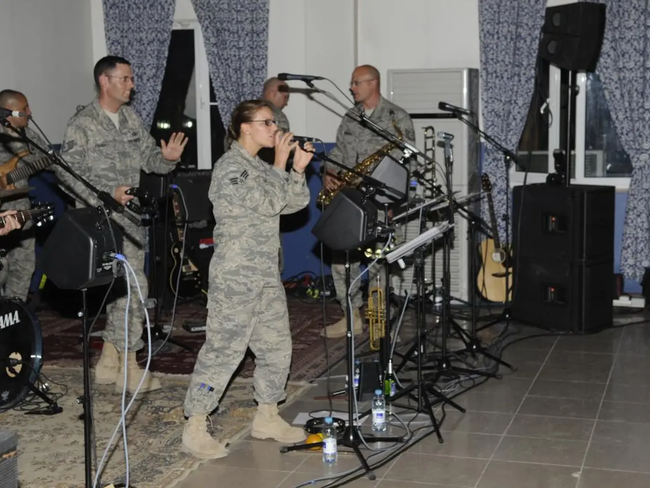 La regina Camilla sorride da un orecchio all'altro nel ricevere un lieto omaggio