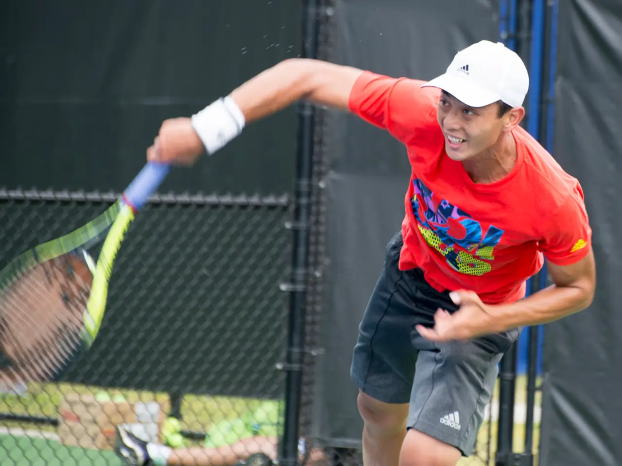Il tennista canadese Félix Auger-Aliassime sconfigge il giocatore australiano Alex de Minaur e si...