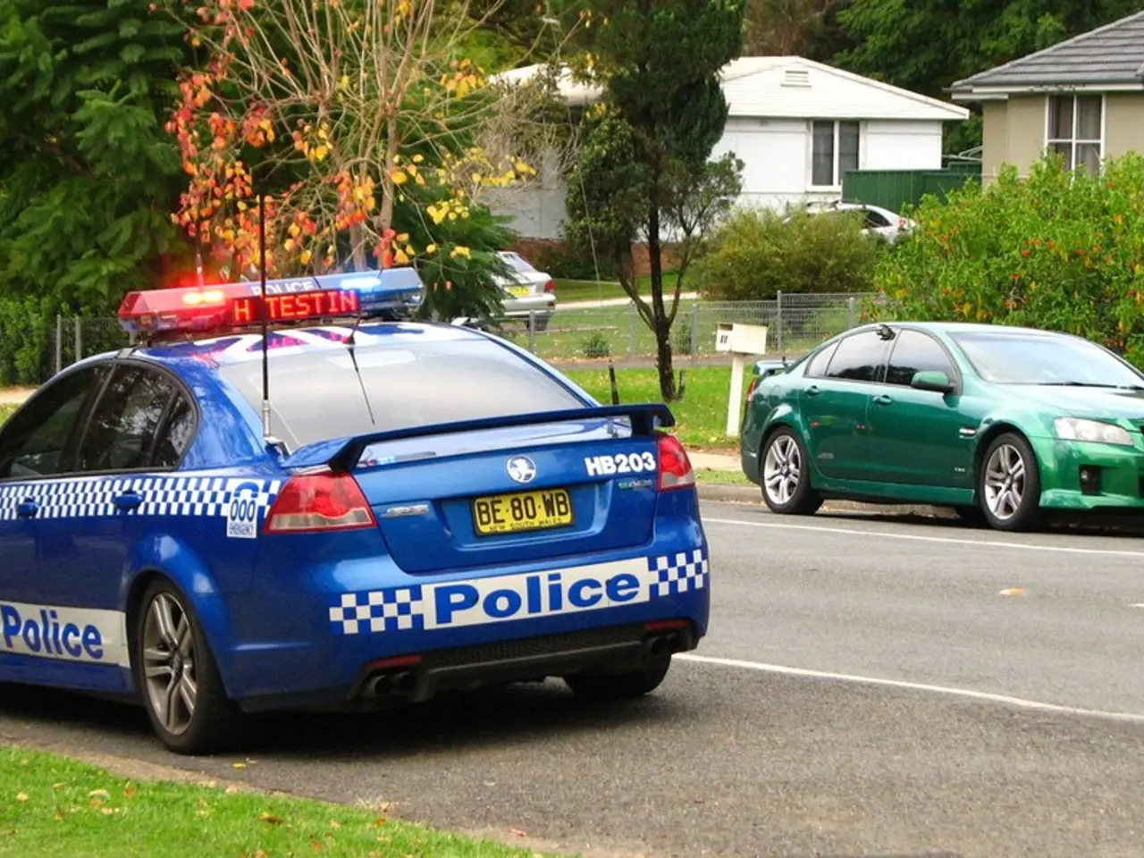 Corvette ad alta velocità e Supra modificata impegnate in una competizione di deriva sulla pista