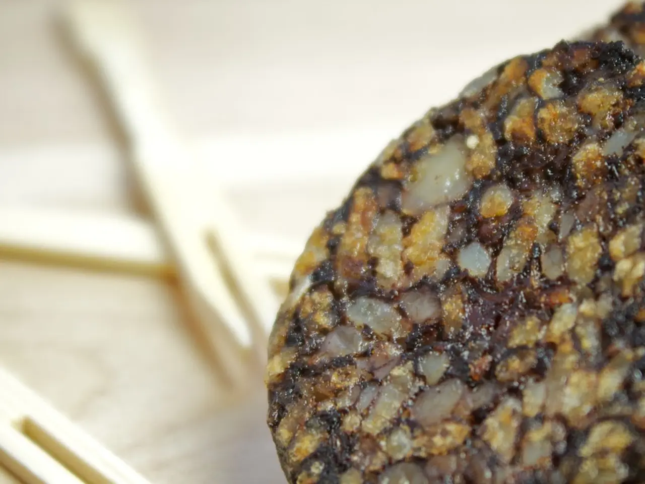 Tomba Stellare Svelata: Una raccolta densa di fusioni di stelle di neutroni e buchi neri dalle onde...