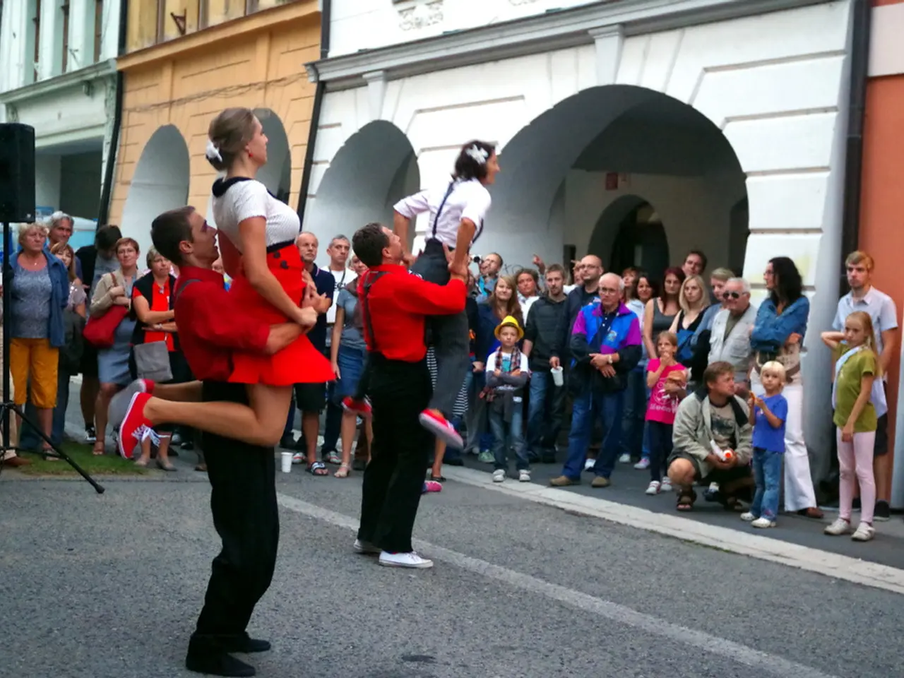 Afghane donne impedite dal contatto fisico con gli uomini durante i soccorsi per il terremoto,...