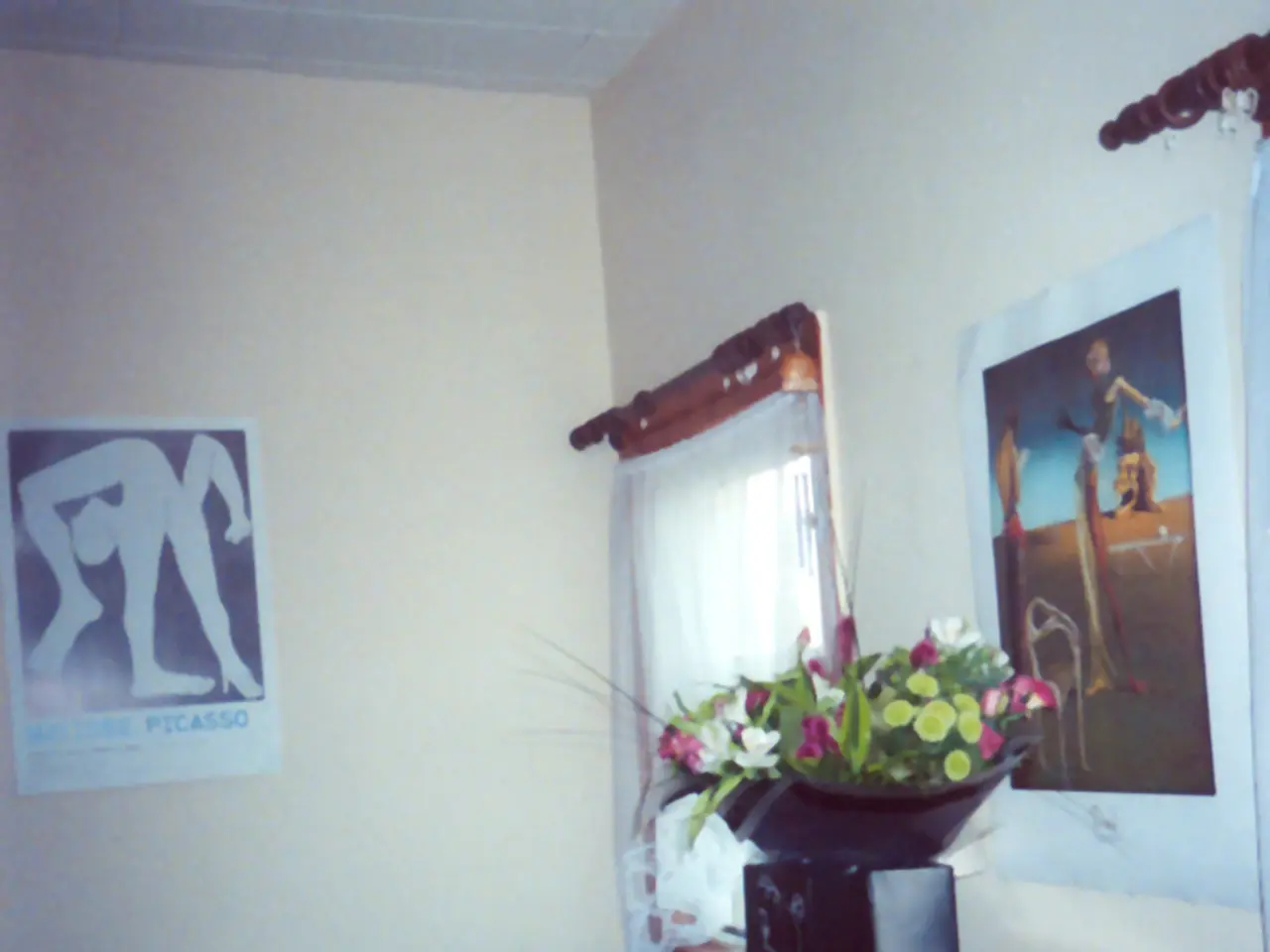 La regina entra in una cabina telefonica insieme agli studenti durante la visita alla galleria