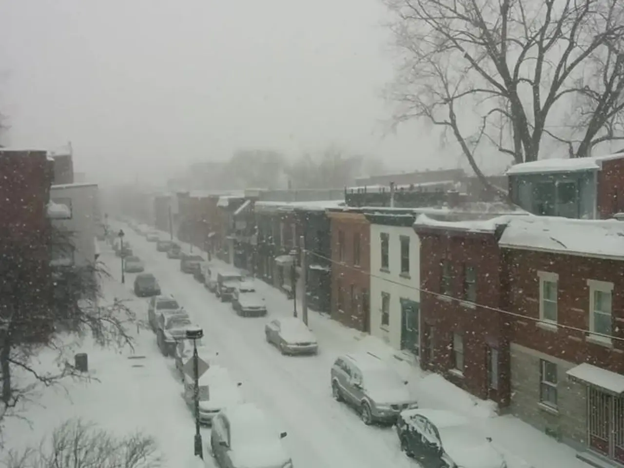 Strade ghiacciate segnalate in diverse aree della Lettonia all'alba di mercoledì