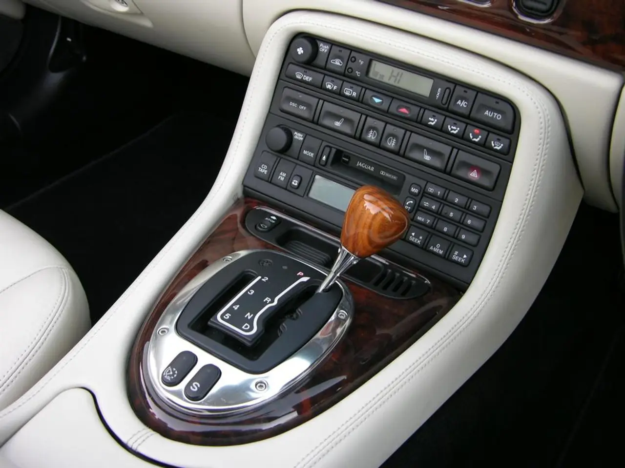 Fabbricante di automobili Porsche considera le cambiate elettriche nei suoi veicoli elettrici, un...