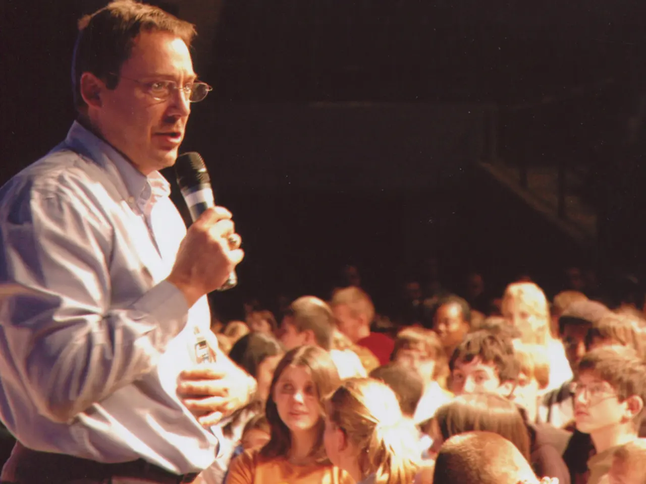 Evento che incoraggia il dialogo aperto e l'interazione della comunità, promuovendo la cortesia...