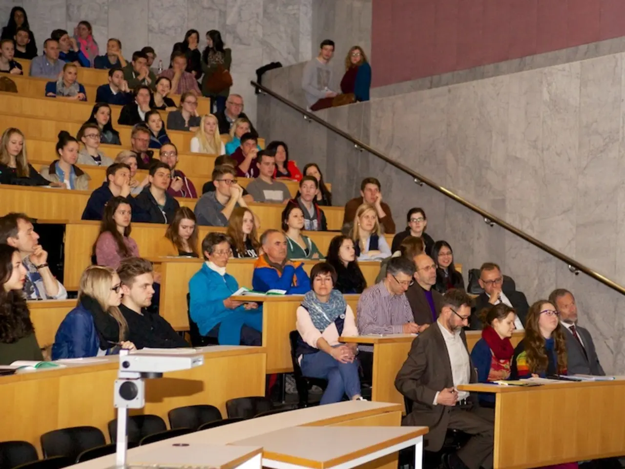 Trasformato l'impianto domestico: Installato un proiettore portatile standard nella camera da letto...