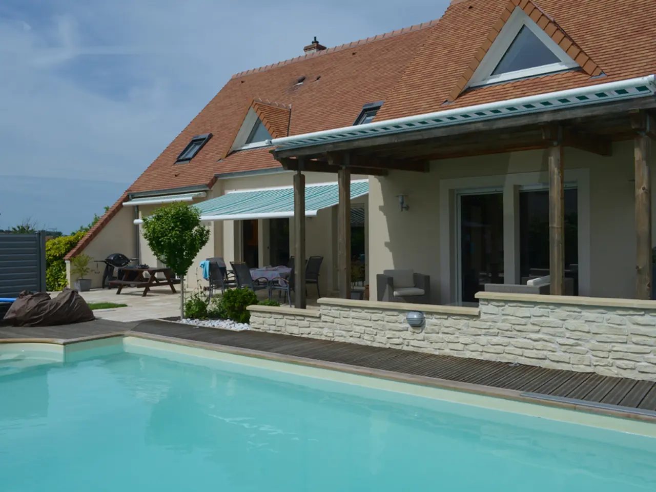 Vantaggi dell'energia solare per gli edifici LEED-certificati: il ruolo del LEED Green Associate...