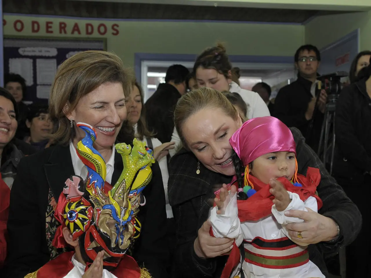 Leirtà degli Esseri Umani Evidenziate AttraversoMaski Stravaganti Rivelate