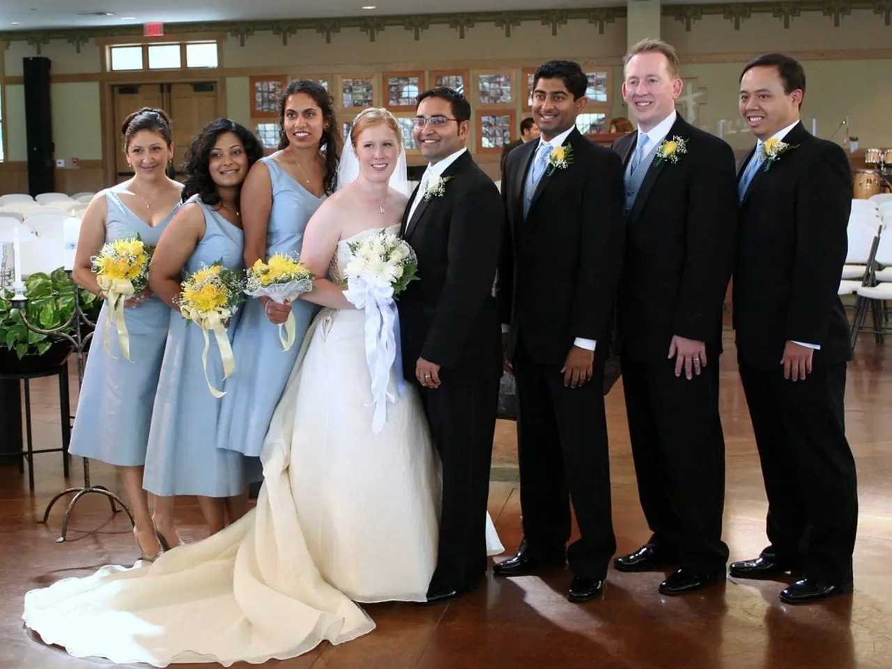 Partecipanti rendono omaggio a Giorgio Armani in degustazioni di rispetto a Milano