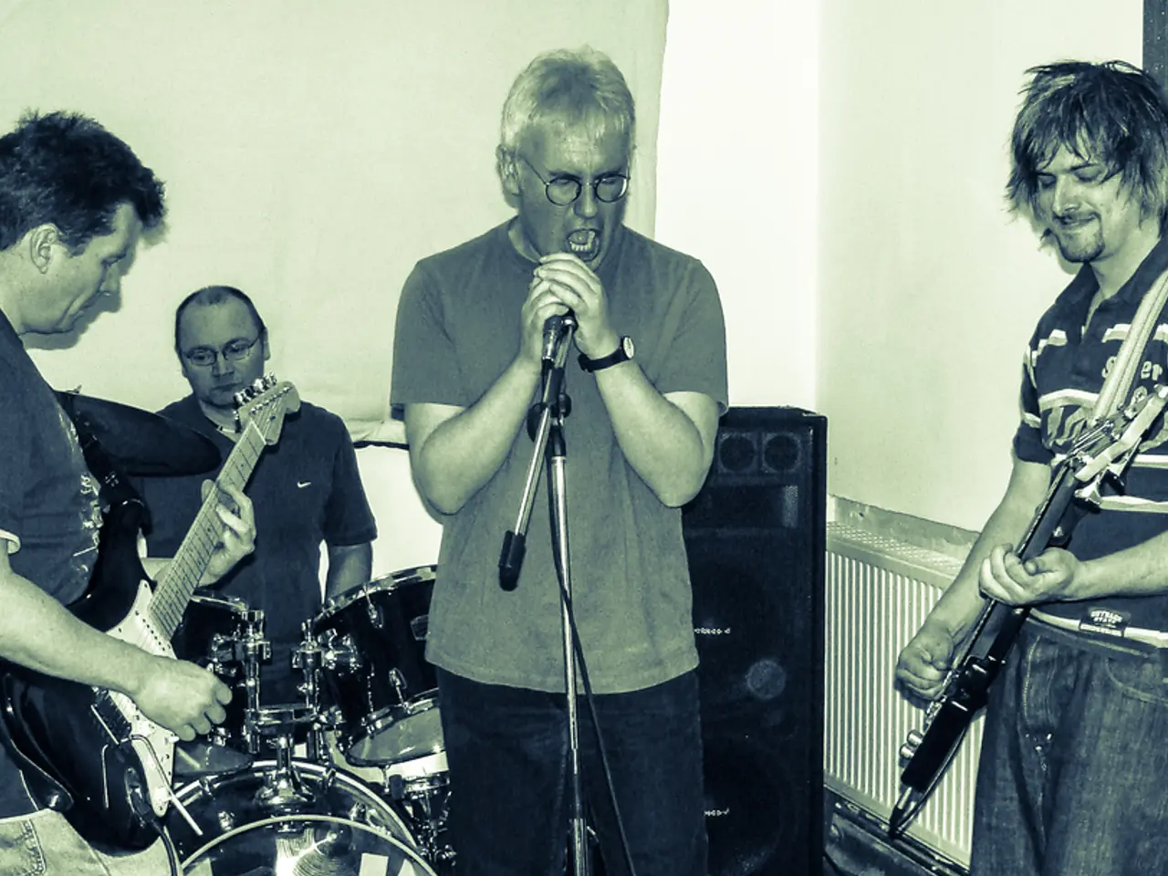 Andrea Bocelli e suo figlio Matteo si esibiscono in una desempenho emotiva di 'Con te partirò' alla...