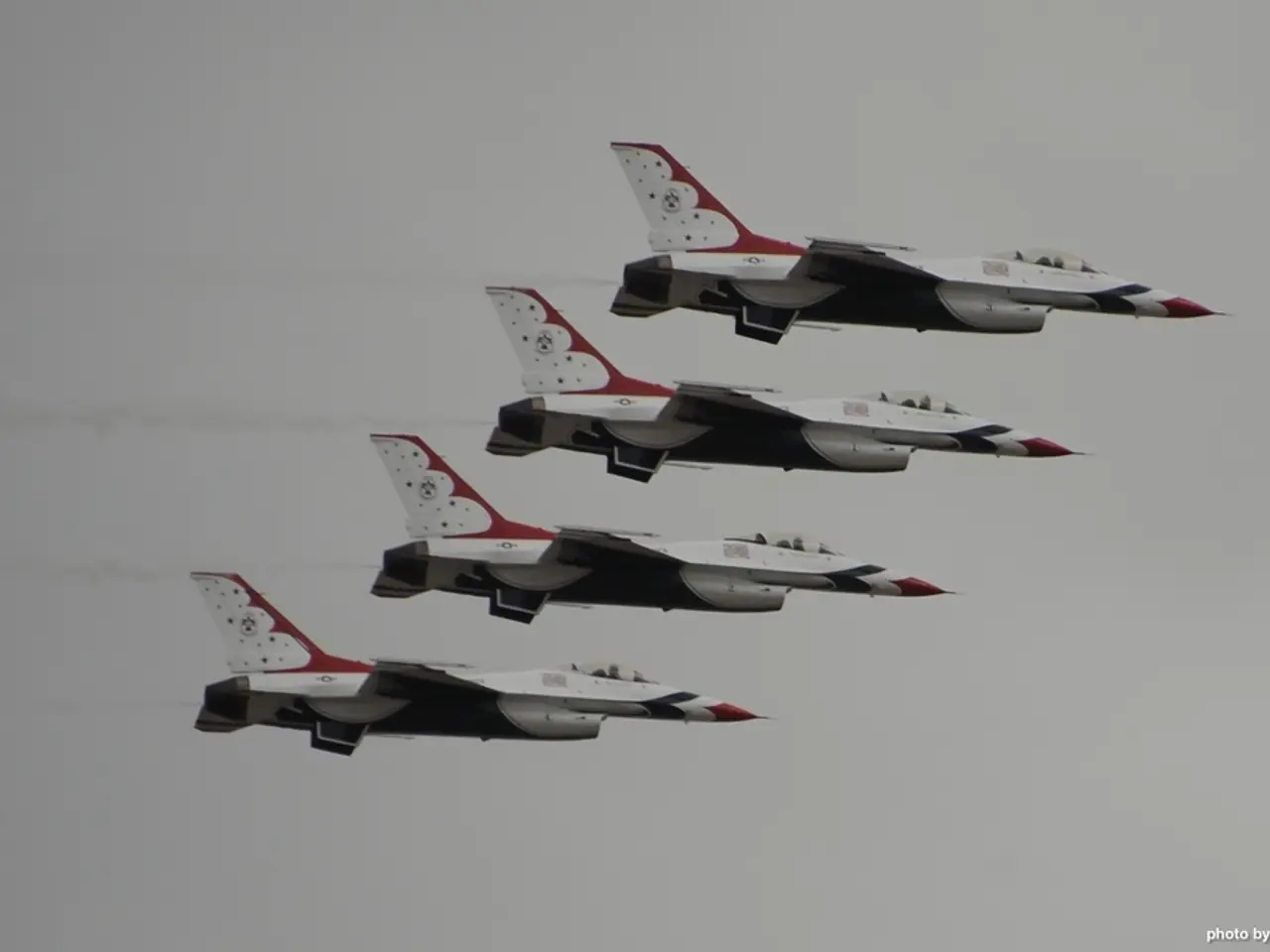 Aerei militari sorvolano la Polonia mentre la Russia lancia assalti vicino al confine.