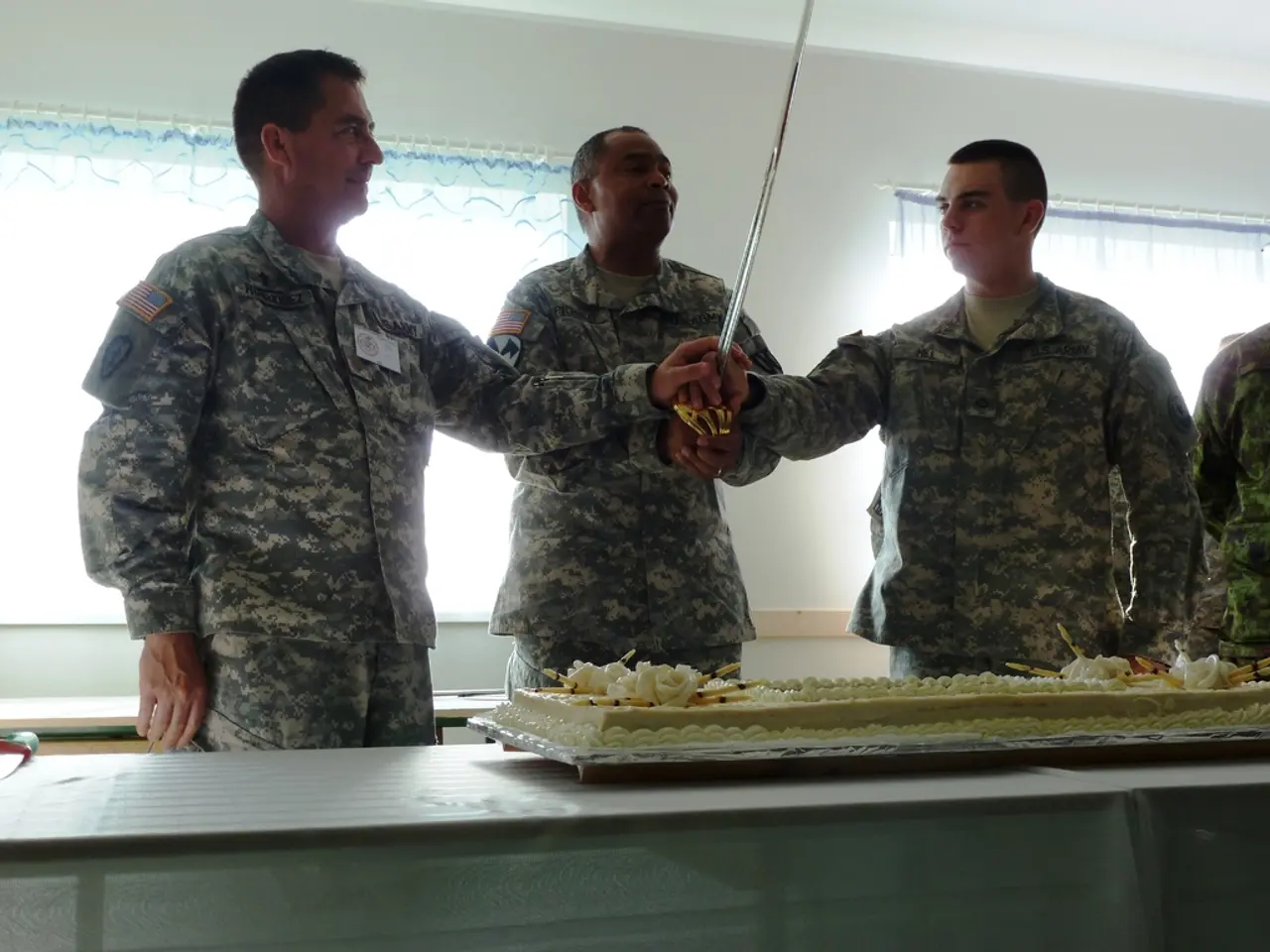 Consigliere alla reception di Dresda avvisa Katja Hoyer del rischio potenziale di camminare verso...