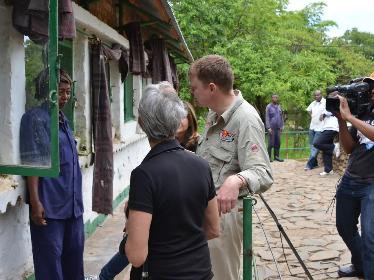 Un albero, soprannominato 'Amico Silenzioso', testimonia la vita umana che si svolge in tre...