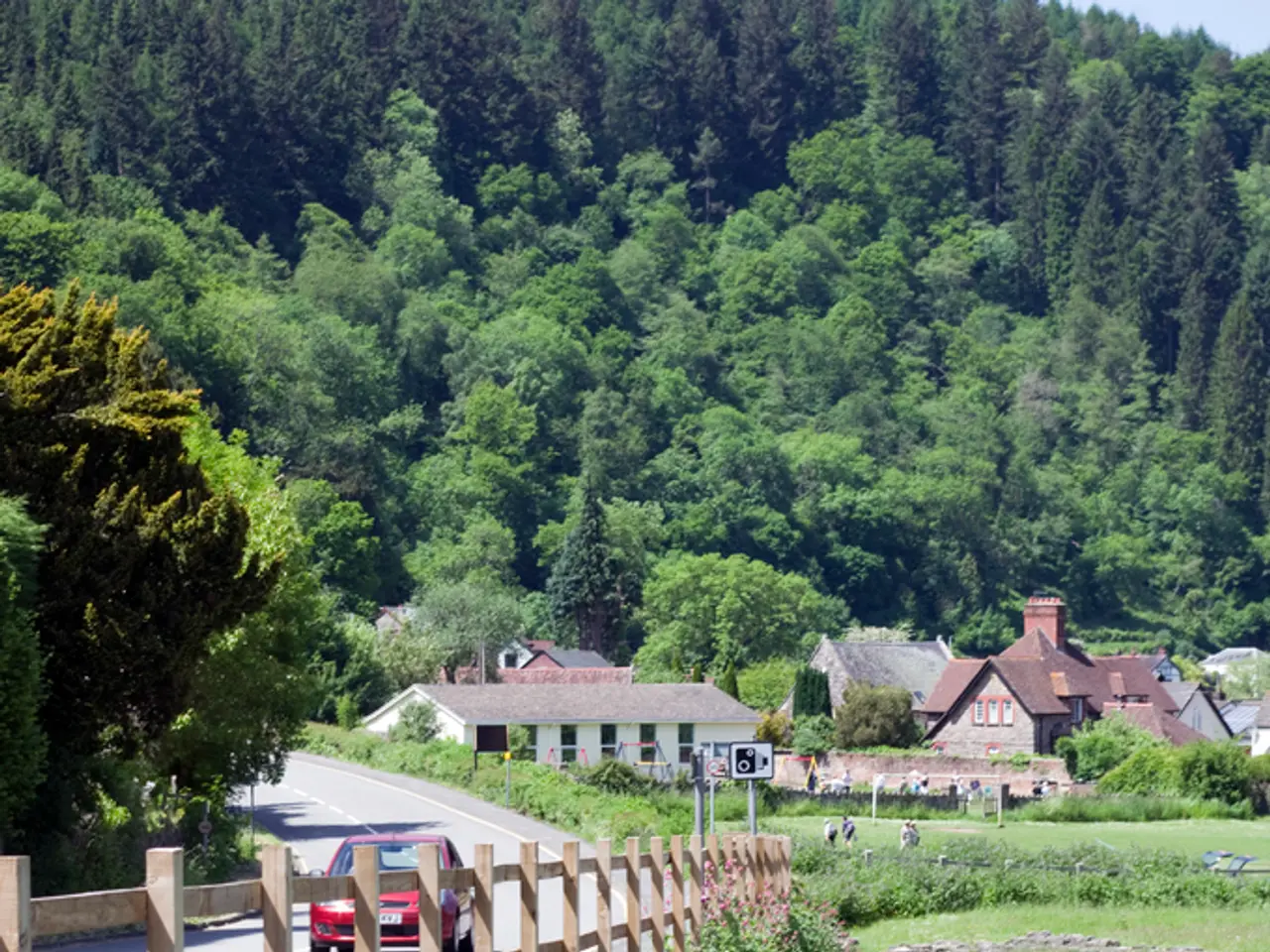 Autostrada interrotta da ragazzi che gettano bottiglie da un ponte
