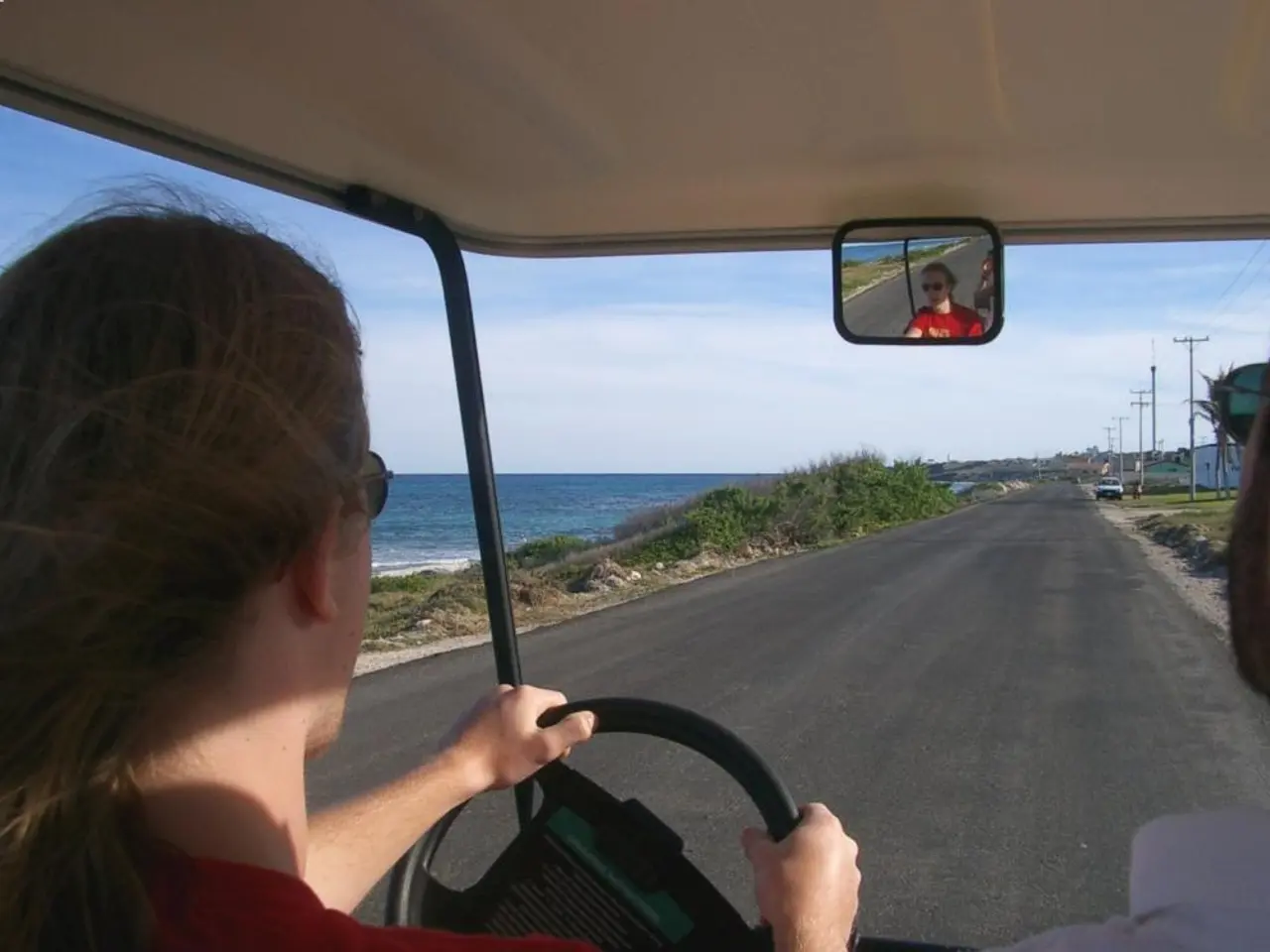 Donna guarding.Viewset foramo varie veicoli, compresi una pattuglia di polizia, causando incidenti...