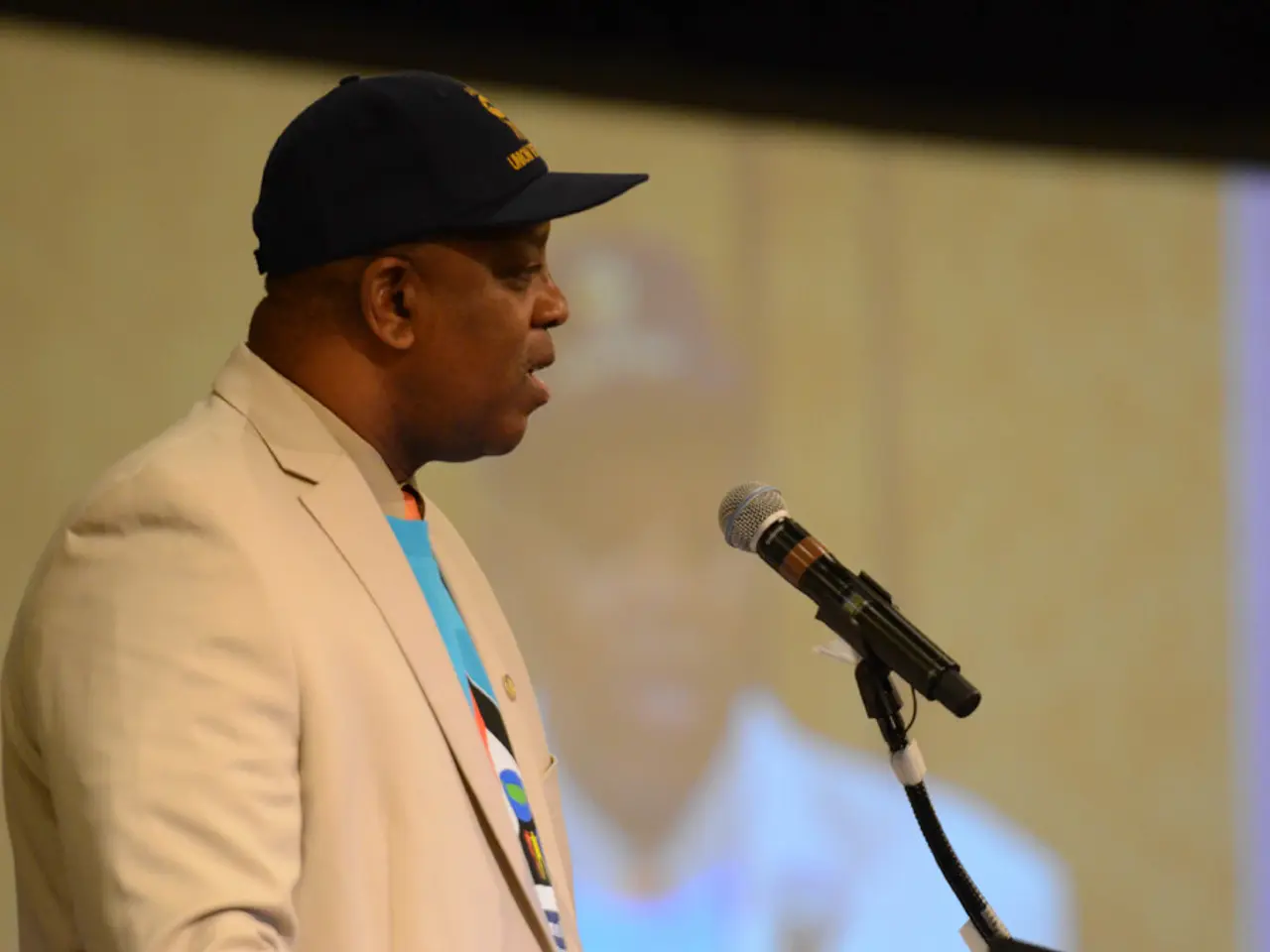 Eric Adams partecipa alla festa di compleanno di John Catsimatidis, nonostante l'impegno...