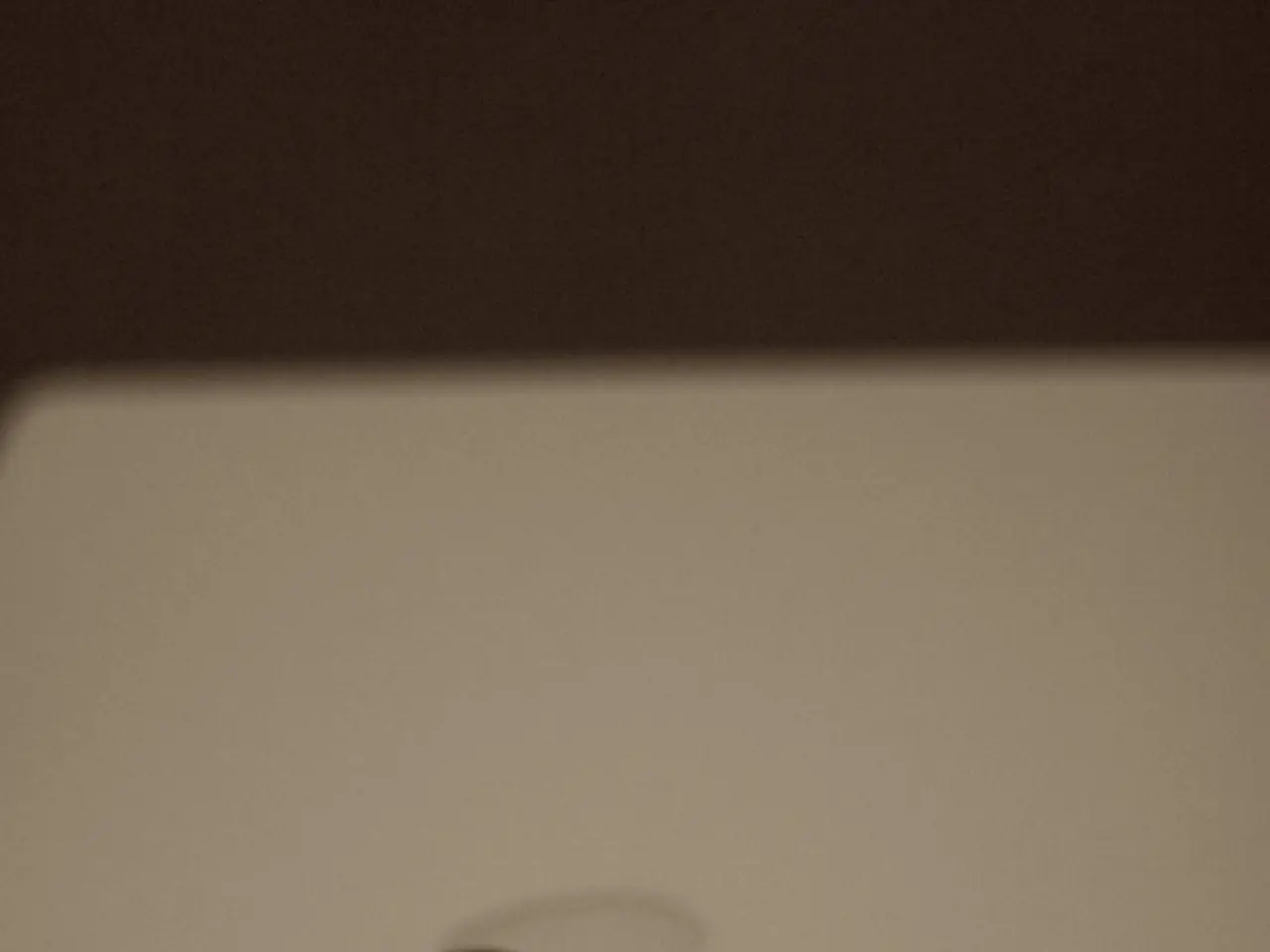 Lenovo presenta laptop con schermo rotante, scatenando domande di curiosità