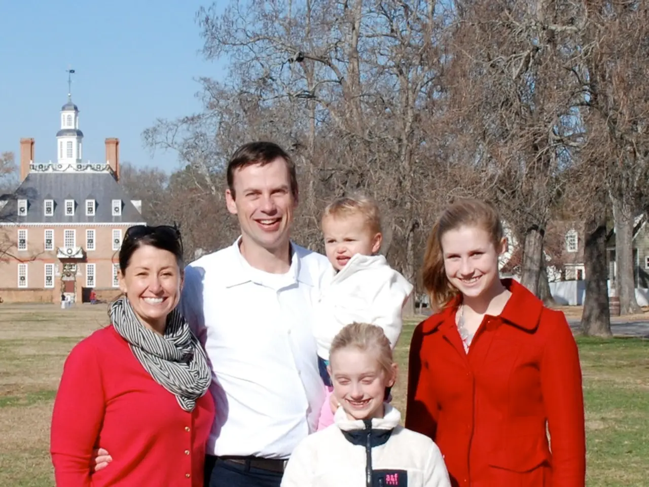 Leslie Mann parla della sua esperienza lavorando per sua figlia Maude Apatow durante il suo debutto...