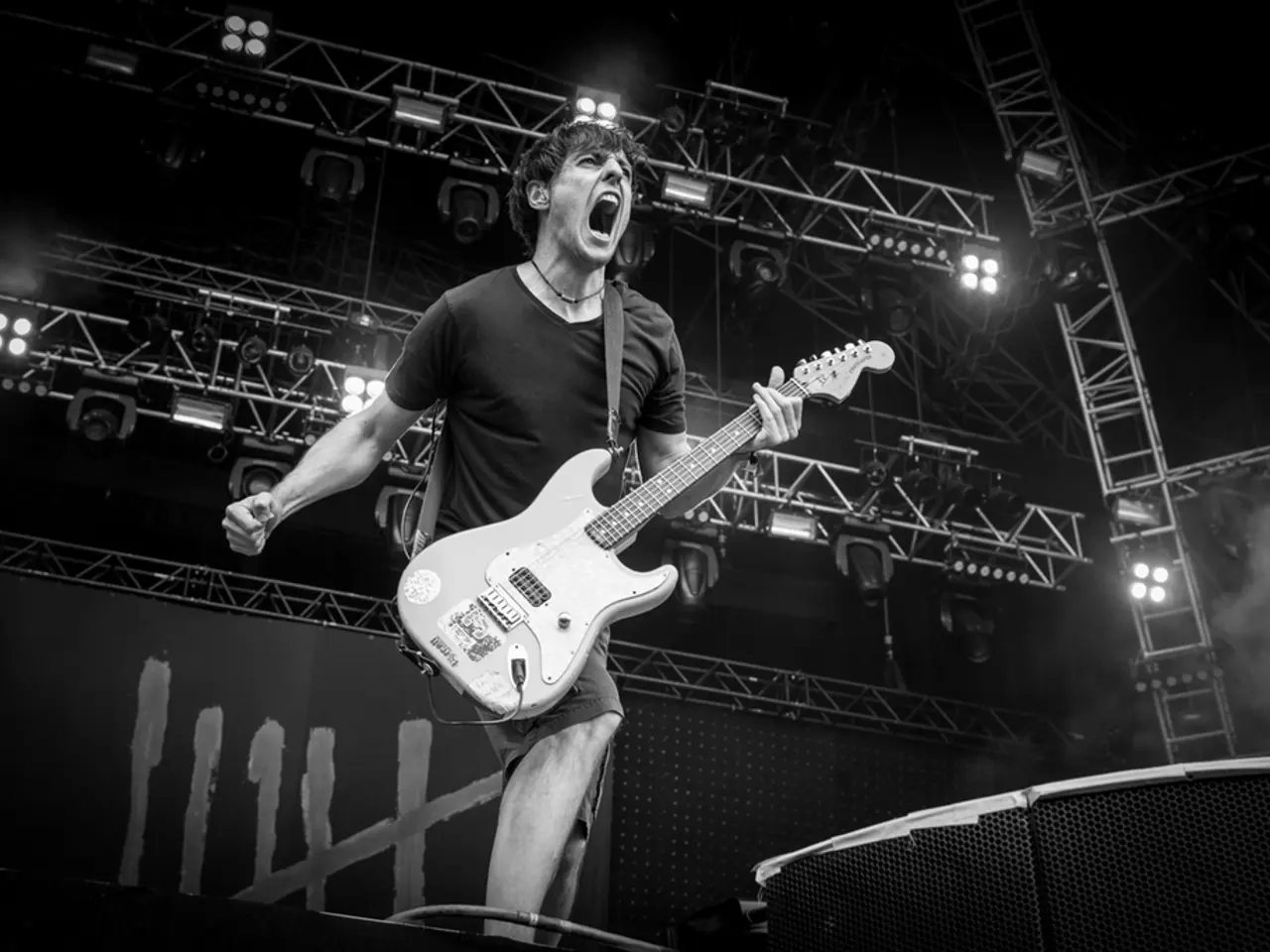 Critico prende di mira Reekado Banks per la frequenza alla chiesa, cantante risponde difensivamente