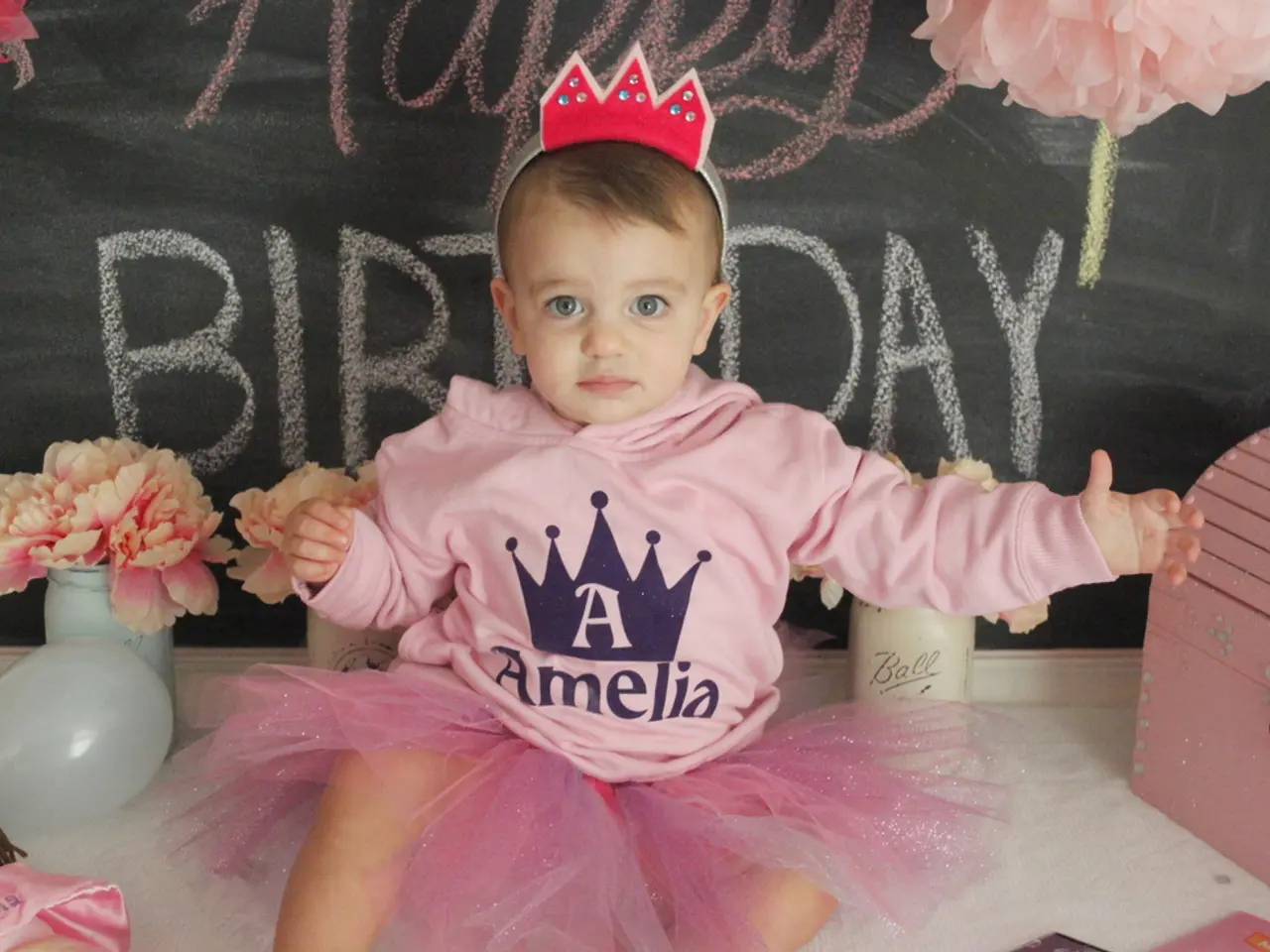 Khloé Kardashian accompagna l'ex partner Tristan Thompson mentre celebrano il primo giorno di True...